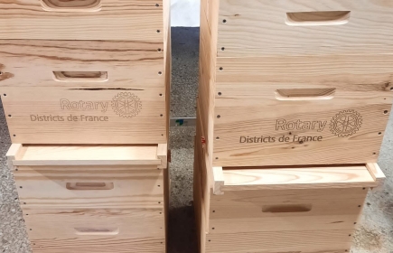 Remise de 4  ruches et 2 pièges à la Miellerie d'Ascain